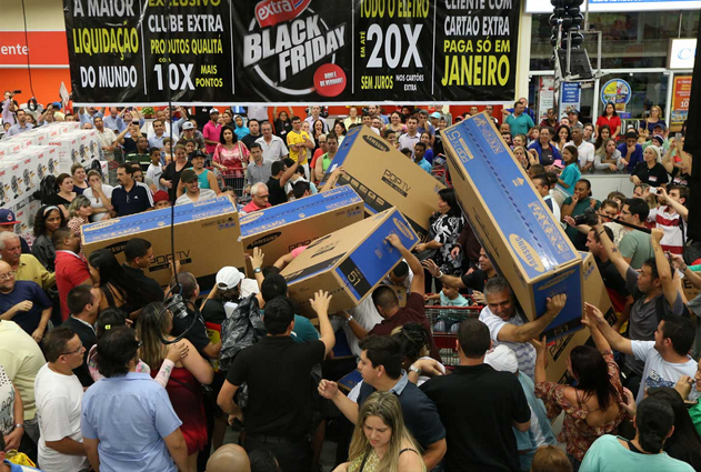 Foto real de pessoas disputando produtos na black friday